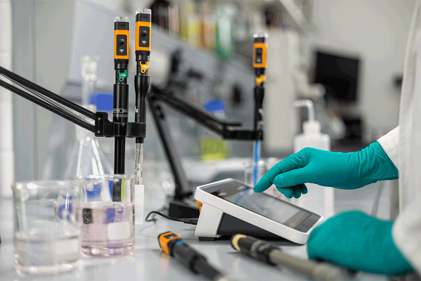 GxP-compliant multiparameter measuring device for up to four simultaneous measurements